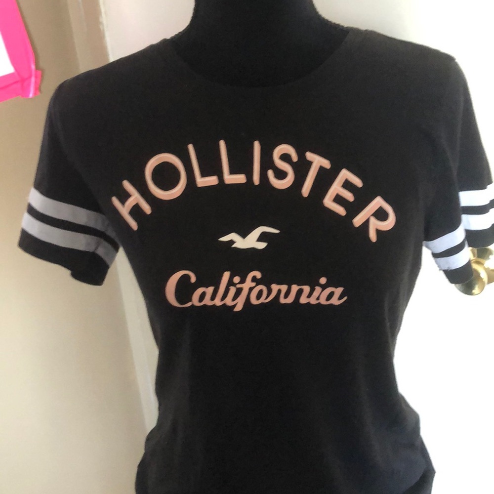 Graphic tee w/white detailing and Hollister logo